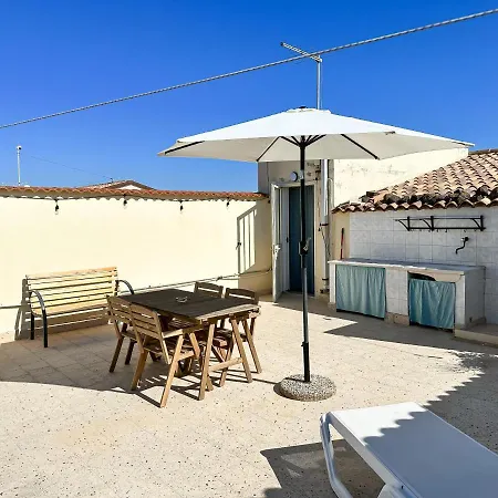 Calauriia Apartment *