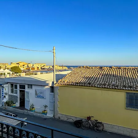Calauriia Apartment *